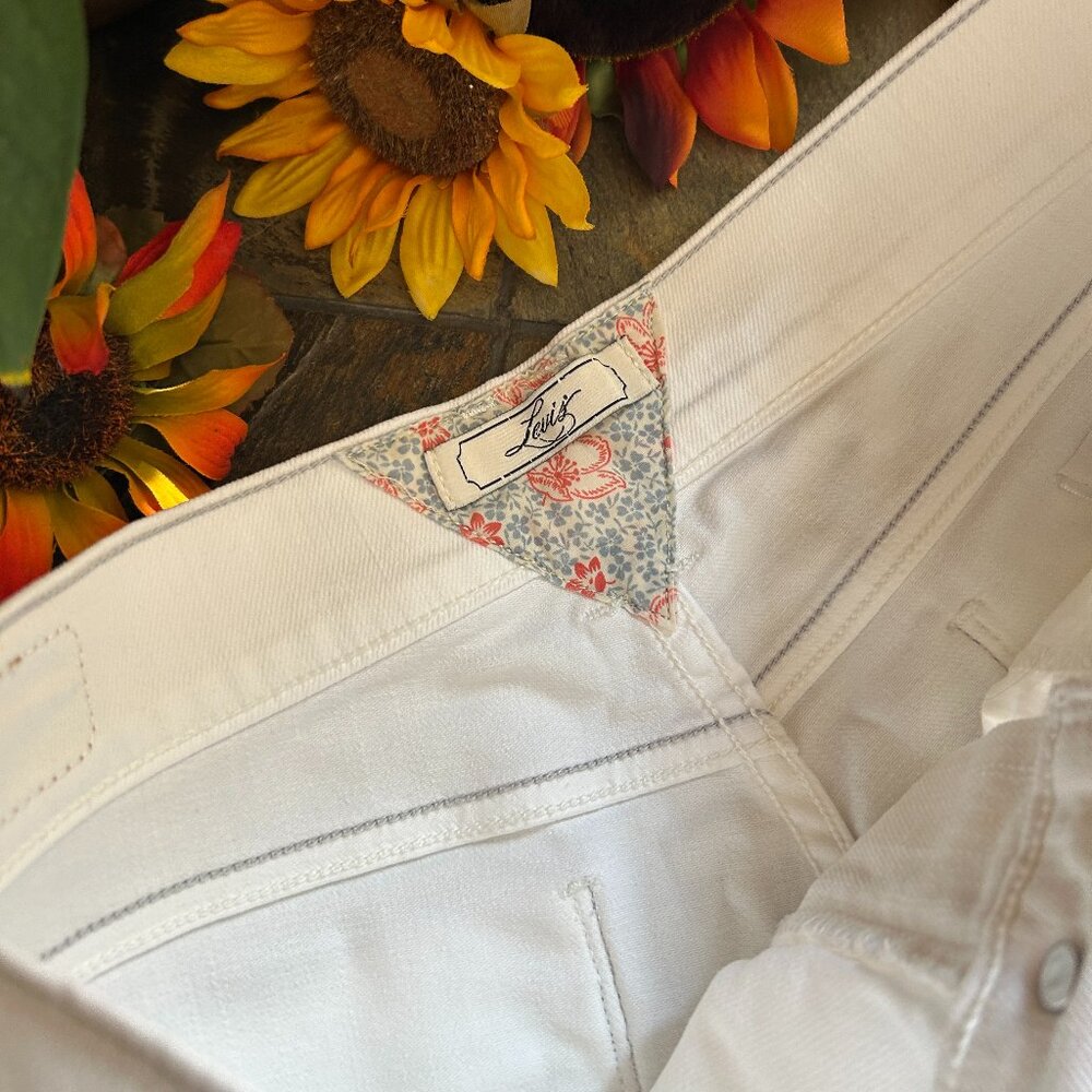 Levi’s Classic Denim Jean Shorts in White, Size 8 (NEW) - Picture 10 of 16